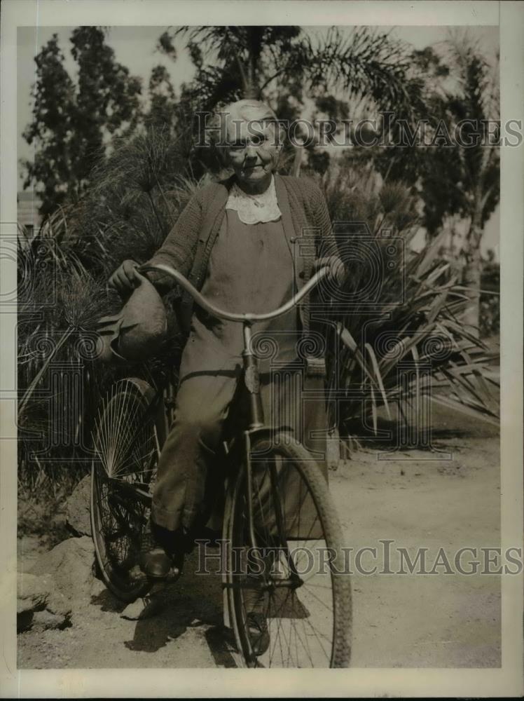 1931 Press Photo 81-Year-Old Jennie S. Howarth Riding Bicycle, California - Historic Images