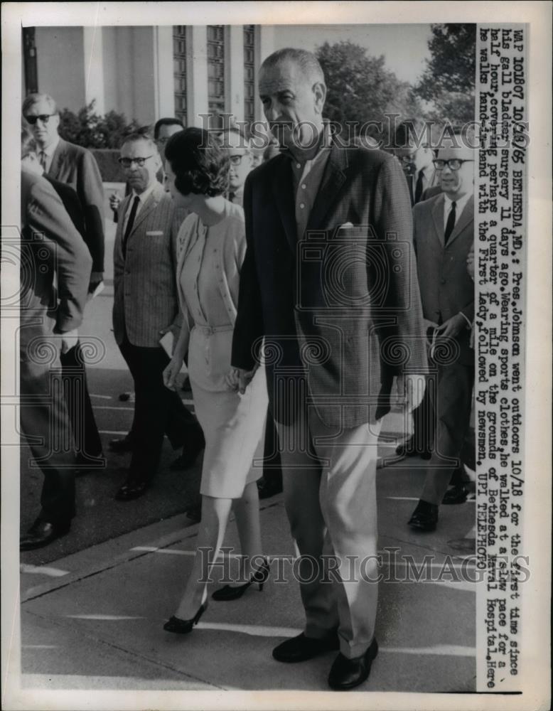 1965 Press Photo Lyndon B. Johnson & Lady Bird On Walk @ Bethesda Naval Hospital - Historic Images