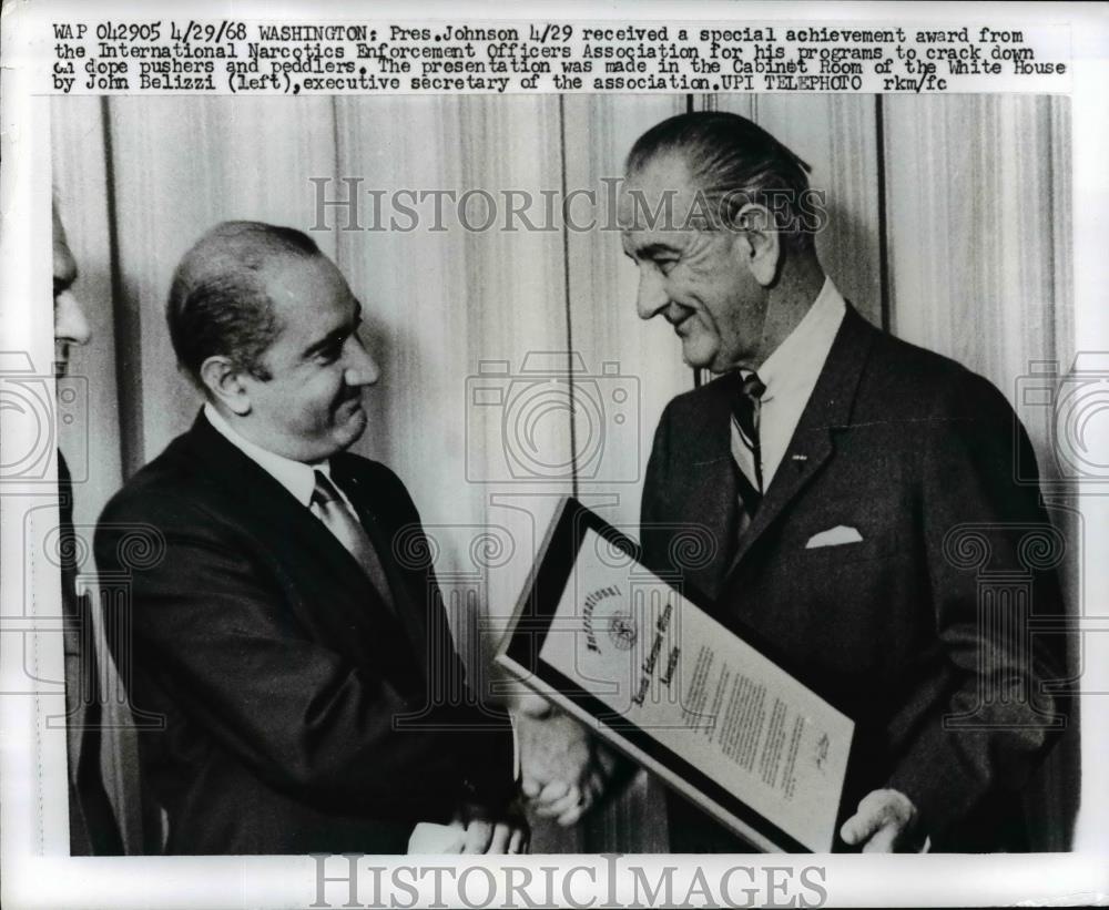 1968 Press Photo Lyndon B. Johnson Receives Narcotics Enforcement Award - Historic Images