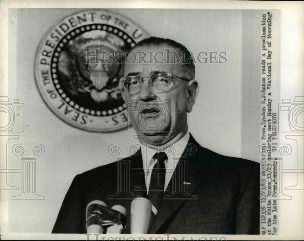 1963 Press Photo President Johnson reads a proclamation at the White House - Historic Images