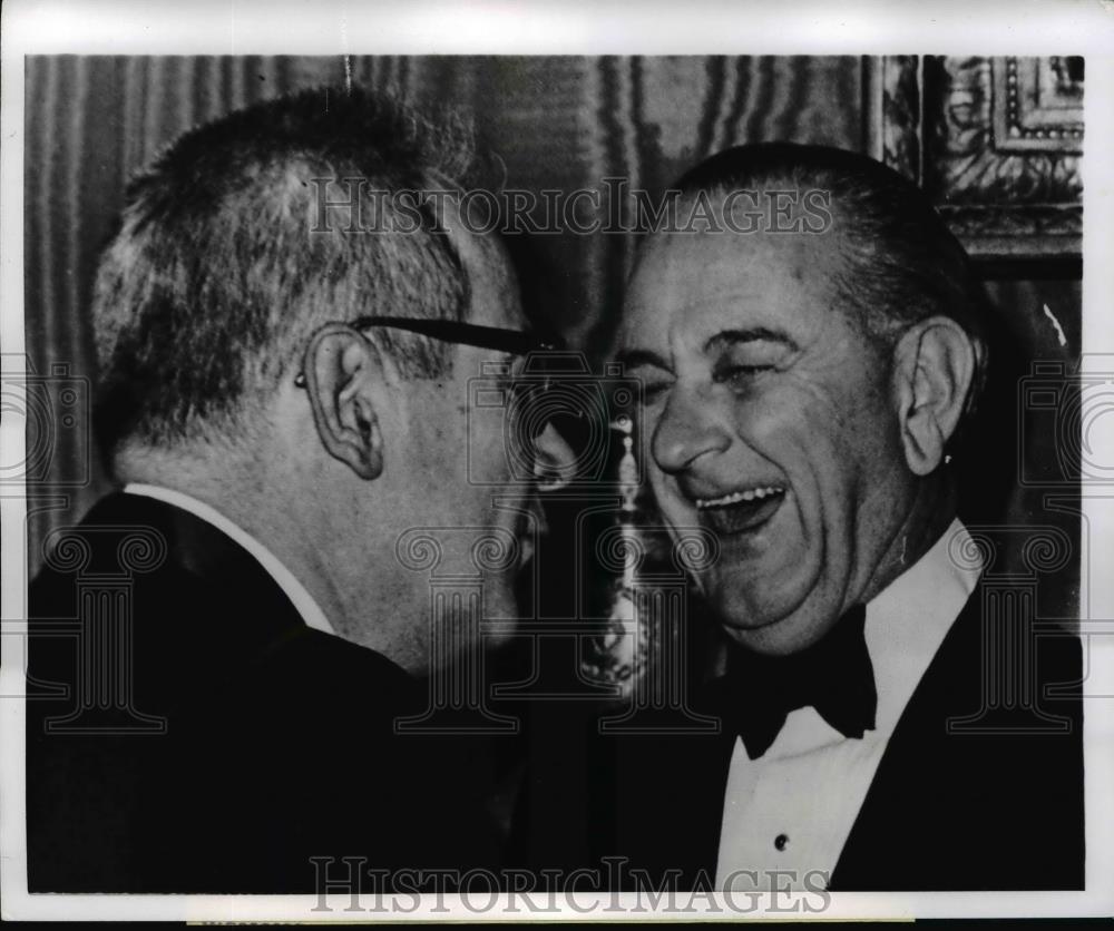 1968 Press Photo Pres Johnson Laughs In Response To a Quip By Labor Secy W.Wirtz - Historic Images