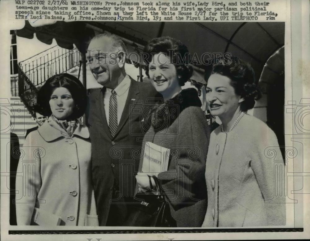 1964 Press Photo Pres.Lyndon Johnson with his family as they left White House - Historic Images