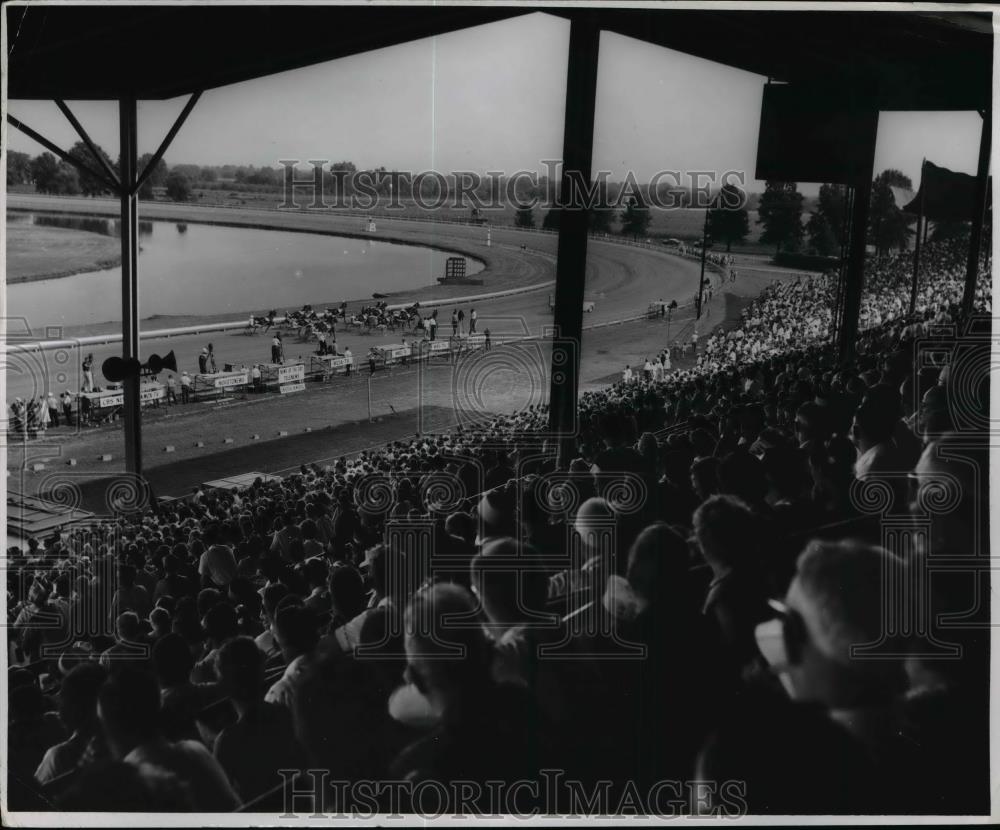 1970 Press Photo Hambletonian Stake race &amp; crowds of fans at track - net19415 - Historic Images