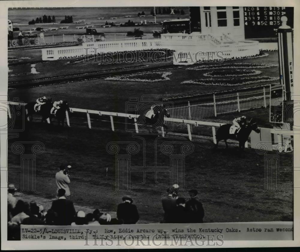 1951 Press Photo Eddie Arcaro on How wins the Kentucky Oaks race - net19583 - Historic Images