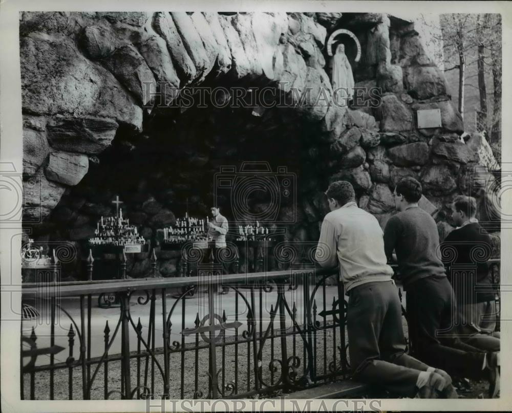 1945 Press Photo Our Lady of Lourde grotto at Notre Dame John Panelli - Historic Images