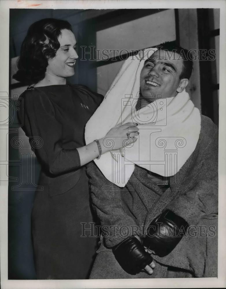 1952 Press Photo Boxer Robert Villemain &amp; wife prep for bout vs Gene Hairston - Historic Images