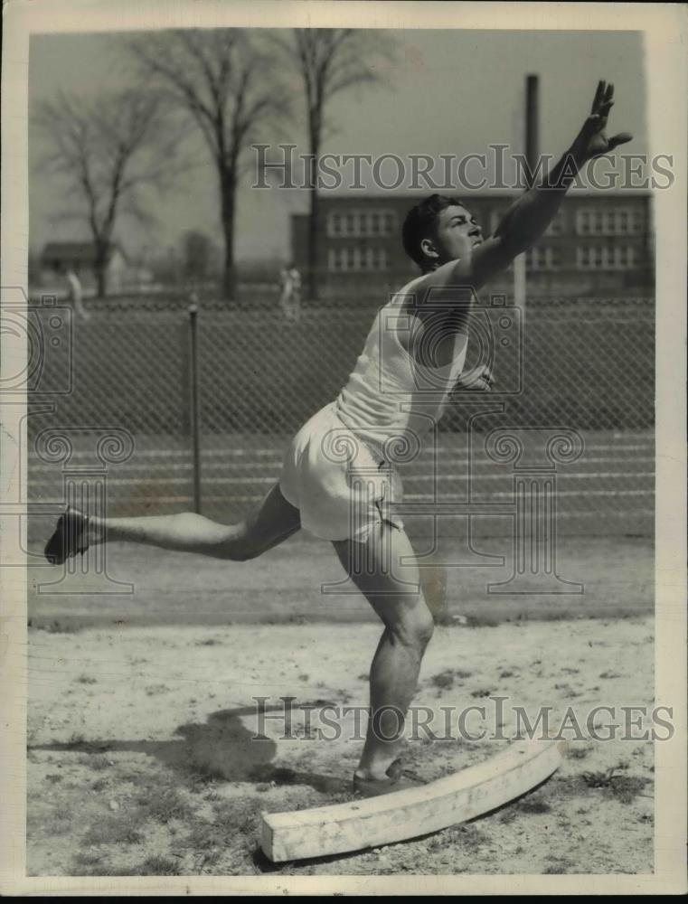 1927 Press Photo Bill Davidson of a track team in discus event at a meet - Historic Images