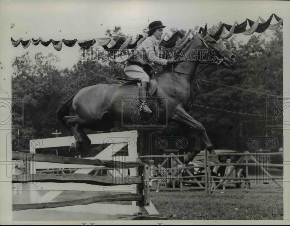 1934 Press Photo Mrs John V Bouvier on Stepaside at North Shore Horse show - Historic Images