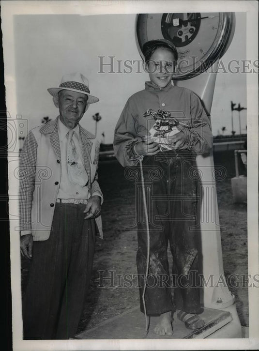 1947 Press Photo Duke Solono And Charles Burlinggame After The Horse Race - Historic Images