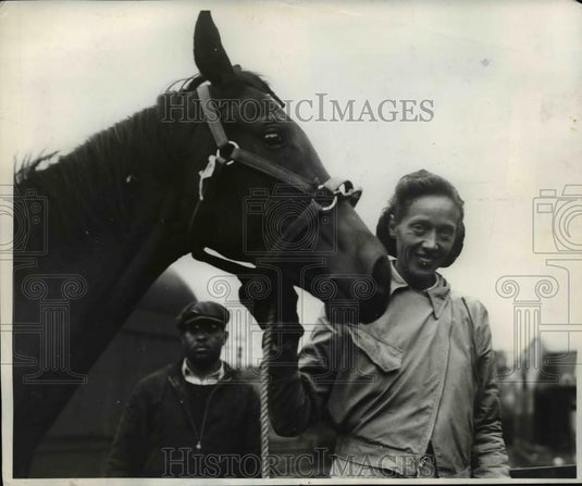 1946 Press Photo Red Sonnet sprint horse from Mexico & Mrs Robert H Everitt - Historic Images