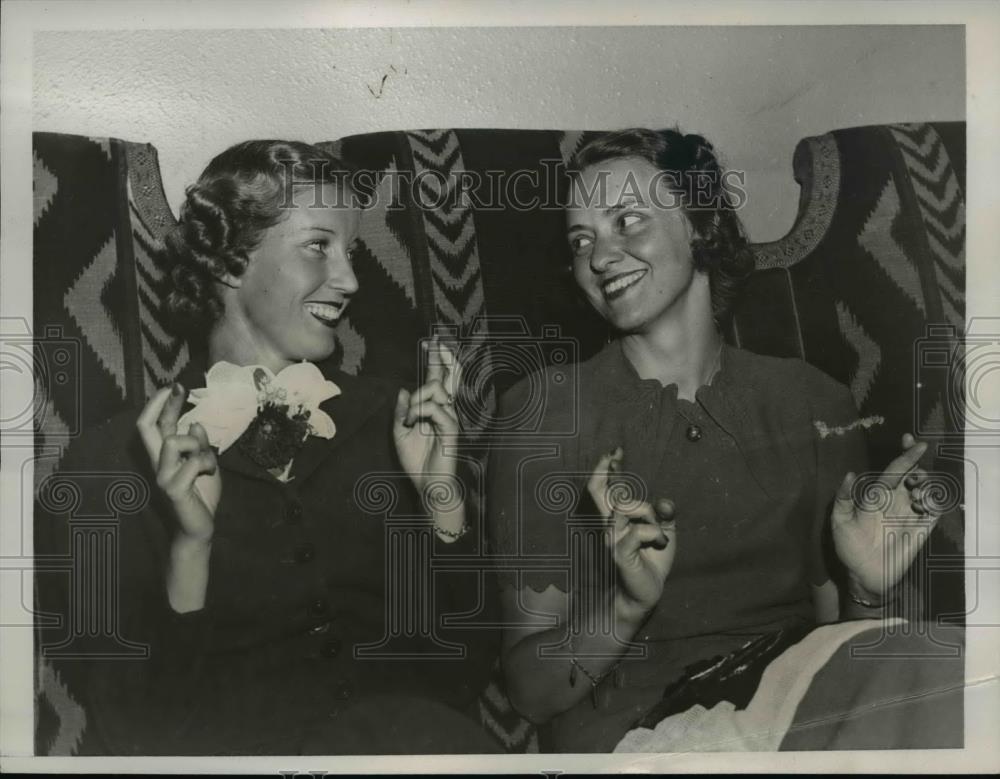 1939 Press Photo Mrs Dorothy Gordon & Mrs Isabell Rolfe wives of NY Yankees - Historic Images