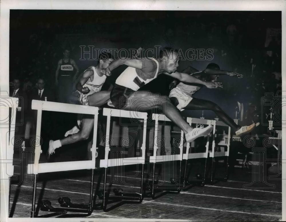 1985 Press Photo Bill Burt wins 50 yard hurdles for Glenville school - net21128 - Historic Images