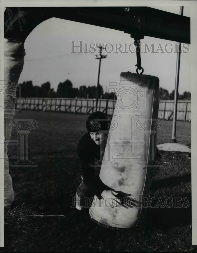 1938 Press Photo Football player Bill Secorrevant at practice session - Historic Images