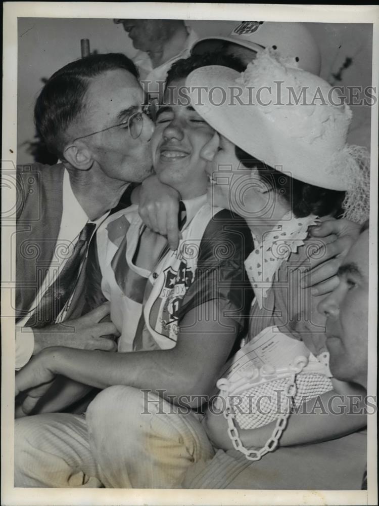 1941 Press Photo Claude Smith All American Soapbox Derby winner with mom &amp; dad - Historic Images