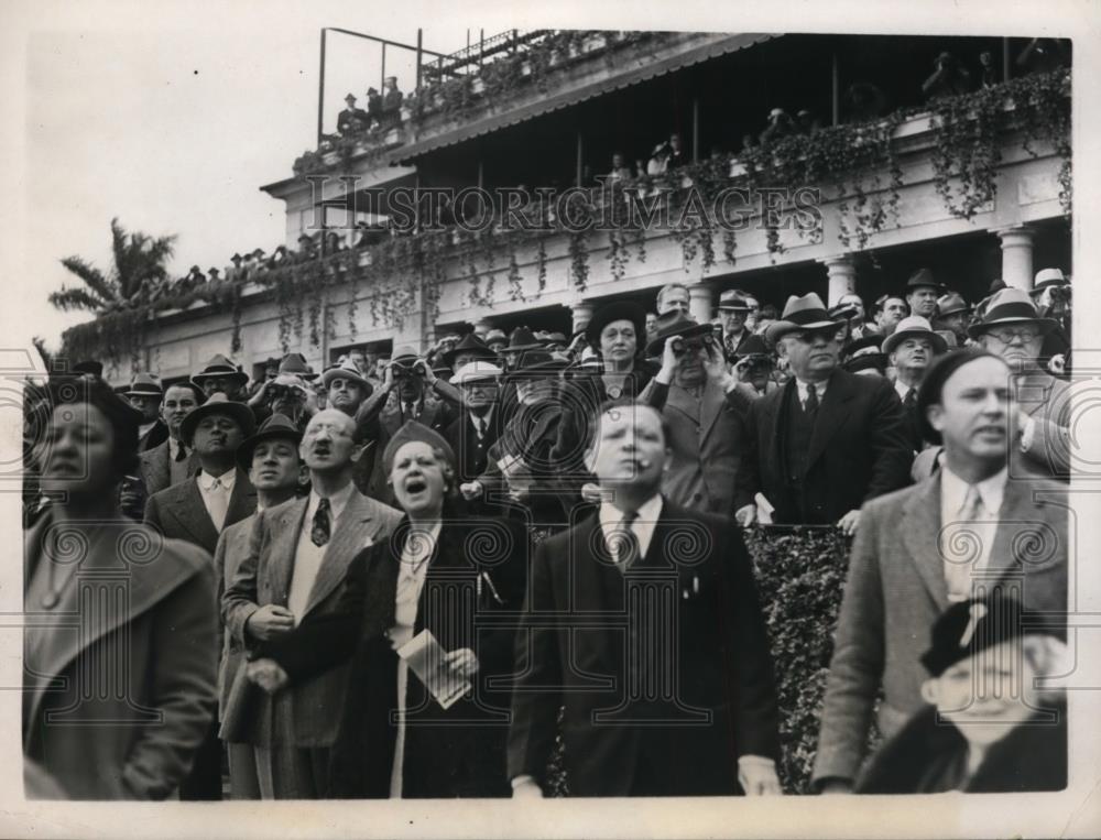 1938 Press Photo Fans watch horse races on cold day at Hialeah Park in Miami, FL - Historic Images