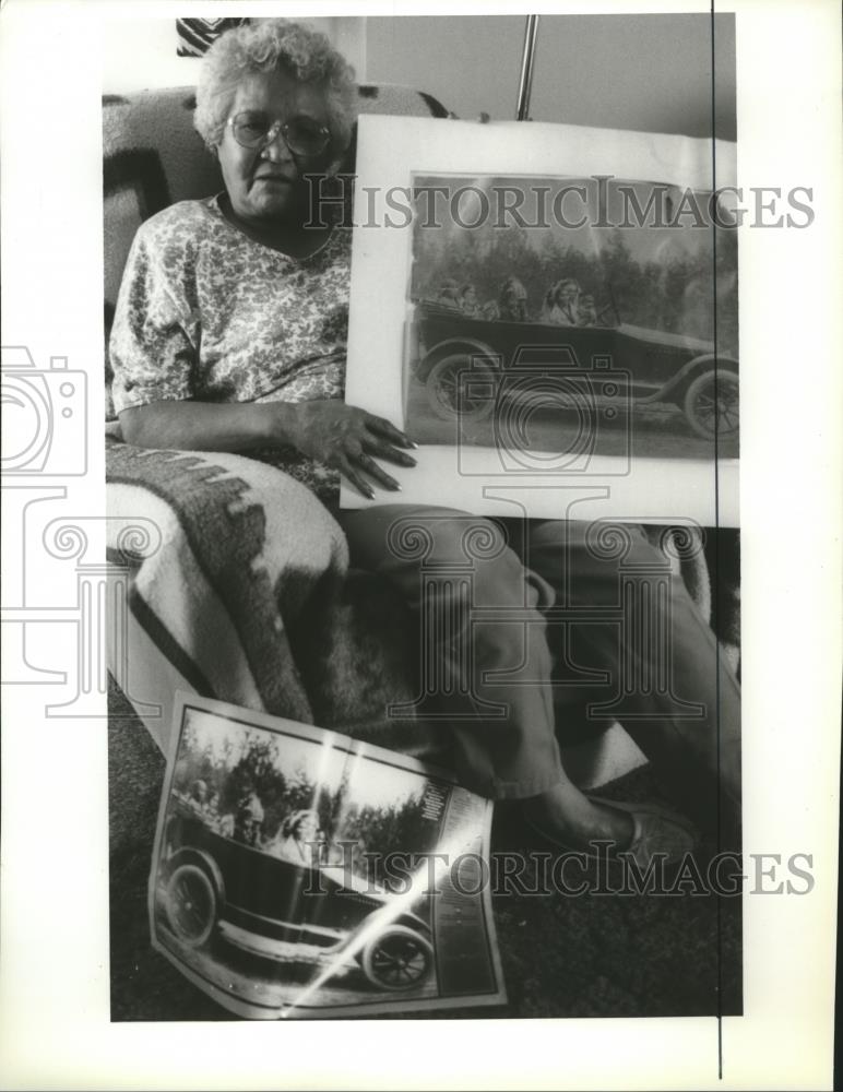 1993 Press Photo Bertha Roullier&#39;s grandfather photo in 1910 touring car - Historic Images