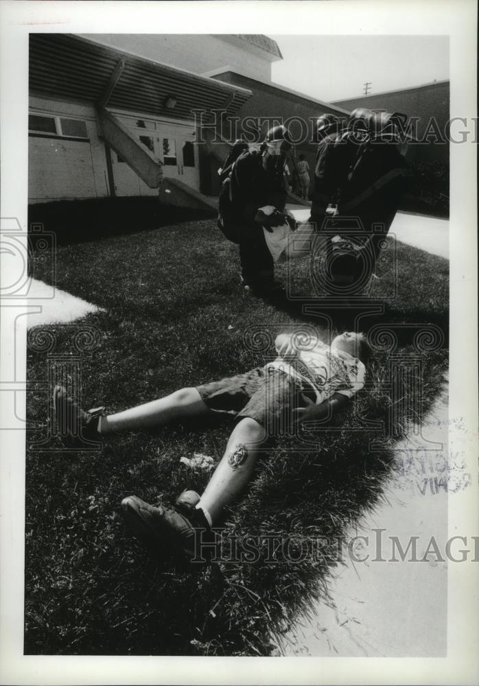 1994 Press Photo Explorers carry an injured out of University High part of drill - Historic Images