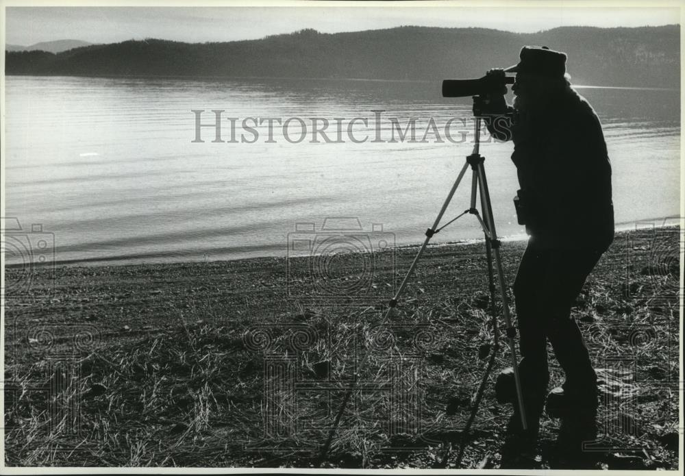 1990 Press Photo Richard Giles adjust his spotting scope near Lake Pend Oreille - Historic Images