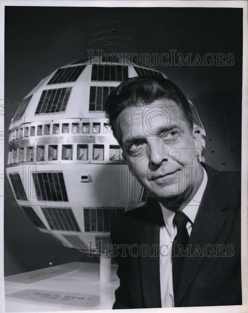 Press Photo Chet Huntley with a full-scale model of the Telestar Satellite. - Historic Images