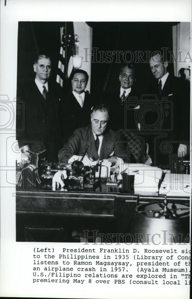 1935 Press Photo President Roosevelt signs legislation for Philippines status. - Historic Images