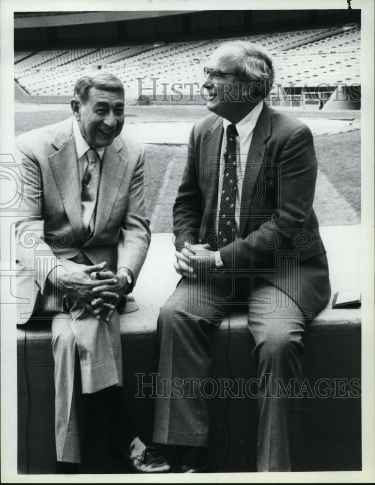 1985 Press Photo Pete Axthelm &amp; Howard Cosell on Great Communicators of Sports. - Historic Images