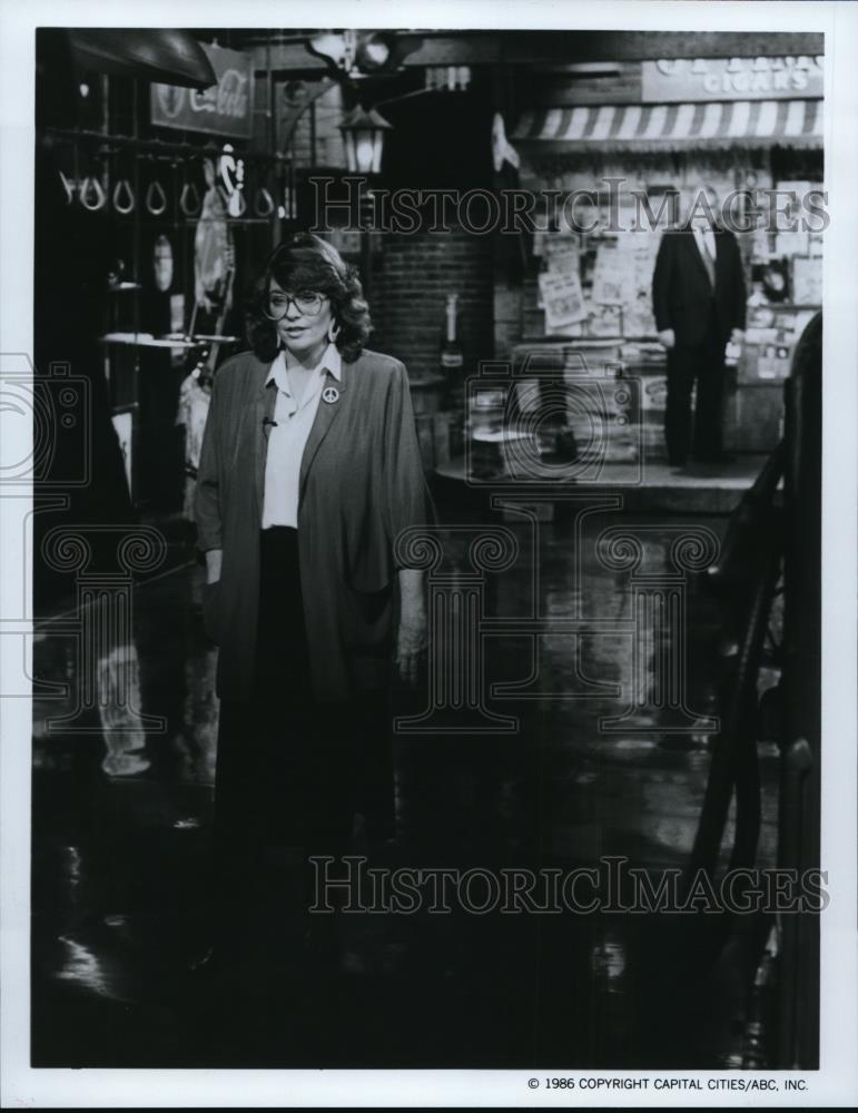 1986 Press Photo Linda Ellerbee, host and writer of Our World, on set at ABC. - Historic Images