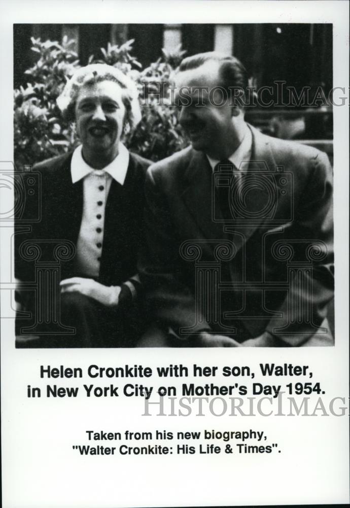 1954 Press Photo Helen Cronkite with her son, Walter, in New York City. - Historic Images