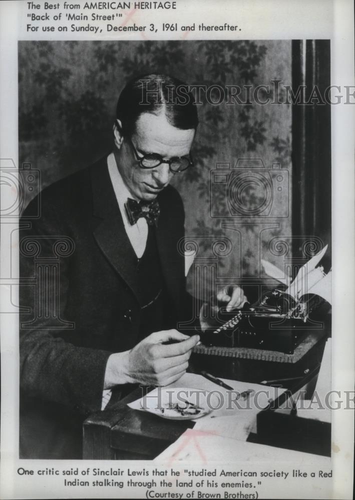 1961 Press Photo Novelist Sinclair Lewis as he studied American society. - Historic Images