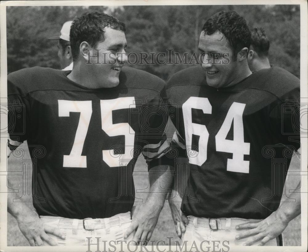 1969 Press Photo Greg Shelly and James Copeland talk during practice. - Historic Images