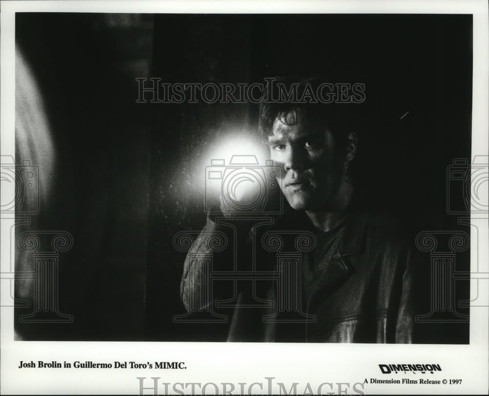 1997 Press Photo Joh Brolin in Guillermo Del Toro&#39;s MIMIC. - cvb76369 - Historic Images