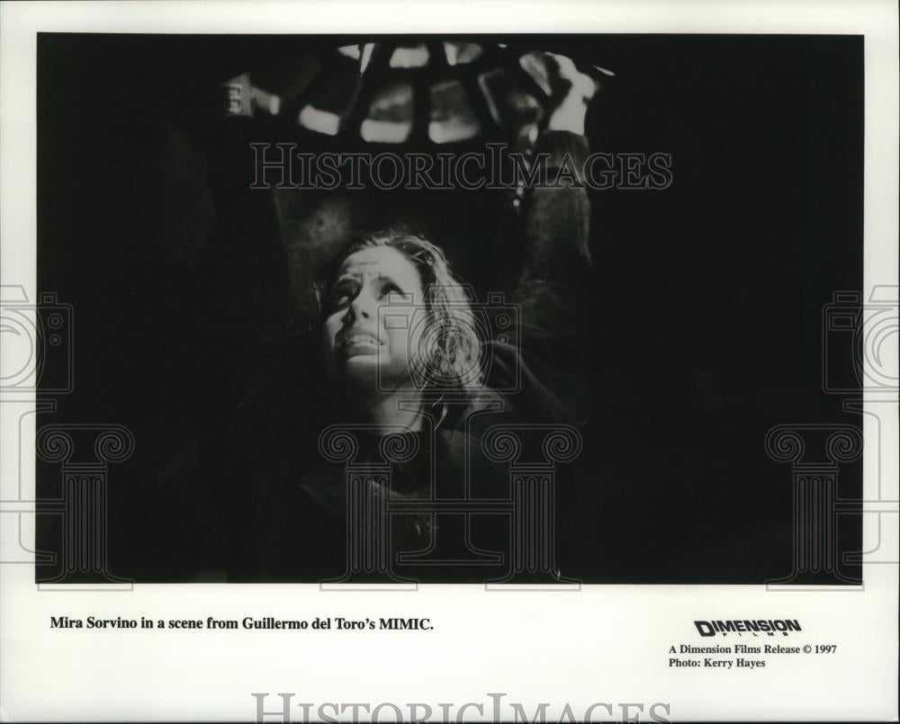 1997 Press Photo Mira Sorvino in a scene from Guillermo del Toro's MIMIC. - Historic Images