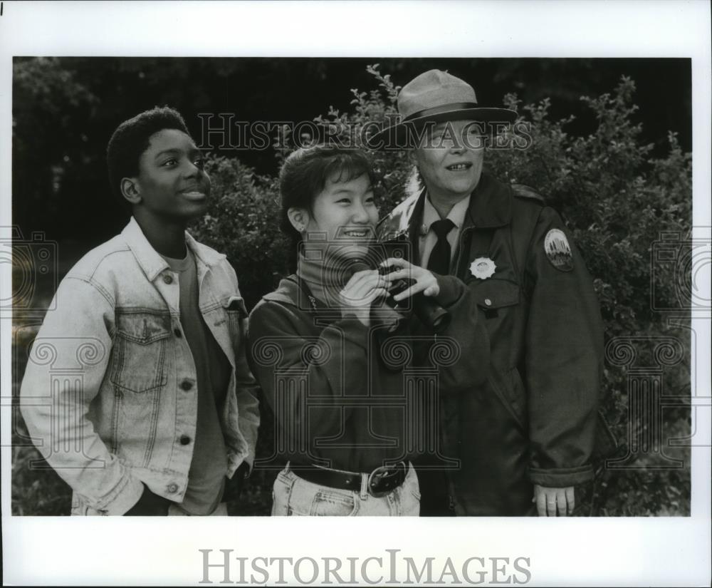 Press Photo Stephanie Yu and Z Wright get tips from a park ranger on show. - Historic Images