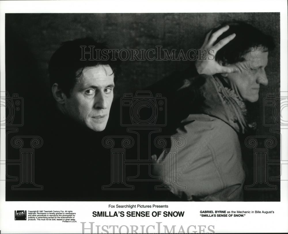 1997 Press Photo Gabriel Byrne as the Mechanic in "Smilla's Sense of Snow." - Historic Images