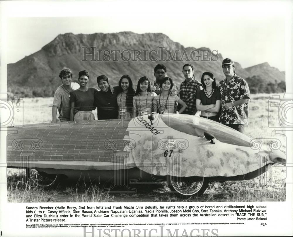 1996 Press Photo Halle Berry and other actors in &quot;Race the Sun.&quot; - cvb76401 - Historic Images