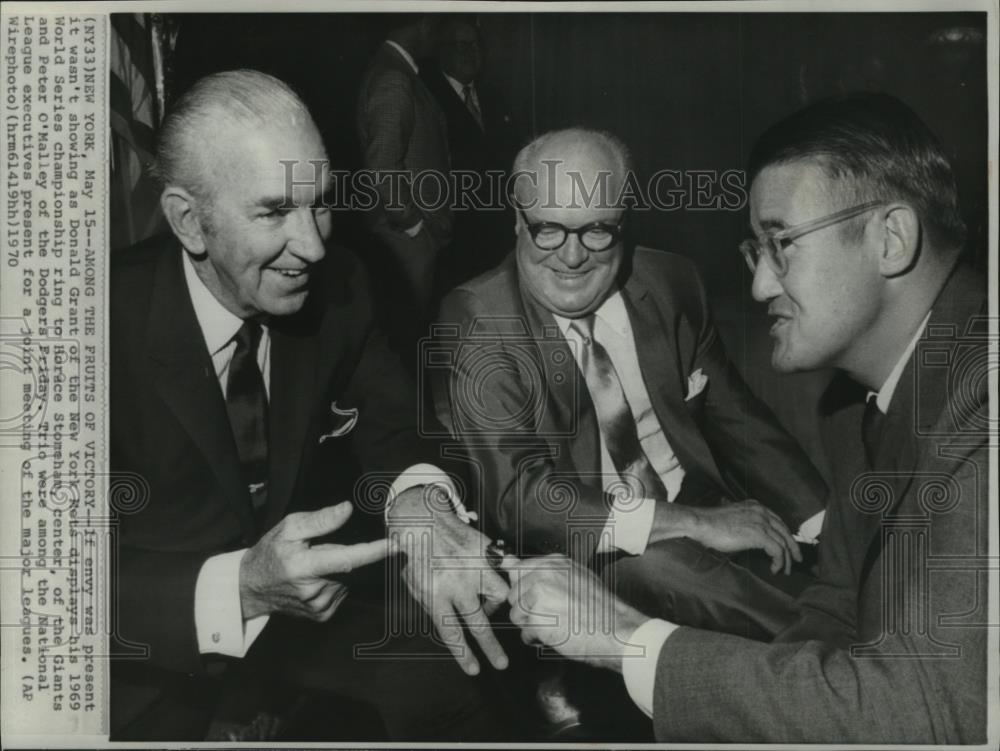 1970 Press Photo Donald Grant Shows Championship Ring to Horace Stoneham - Historic Images