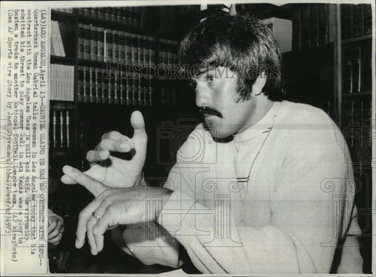 1973 Press Photo Roman Gabriel tells newsmen that he has no contract with Rams. - Historic Images