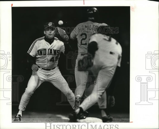 1990 Press Photo Pitcher Steve Olin throws ball to 1st baseman Jeff Manto. - Historic Images
