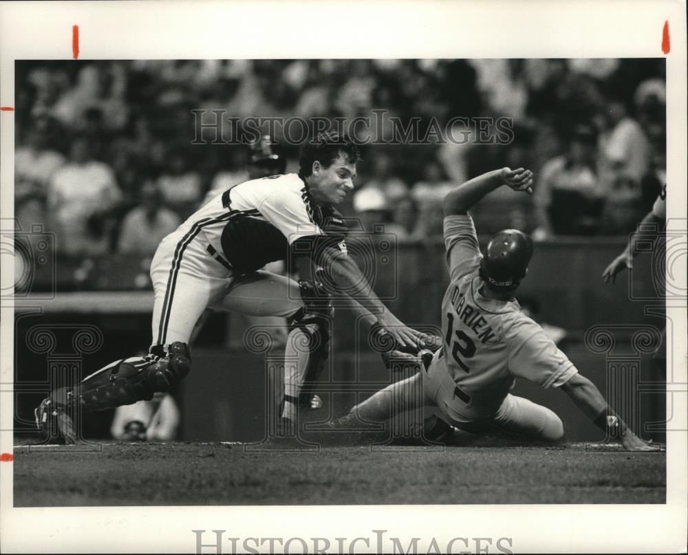 1991 Press Photo Joel Skinner Tags Out Pete O&#39;Brien - cvb76624 - Historic Images