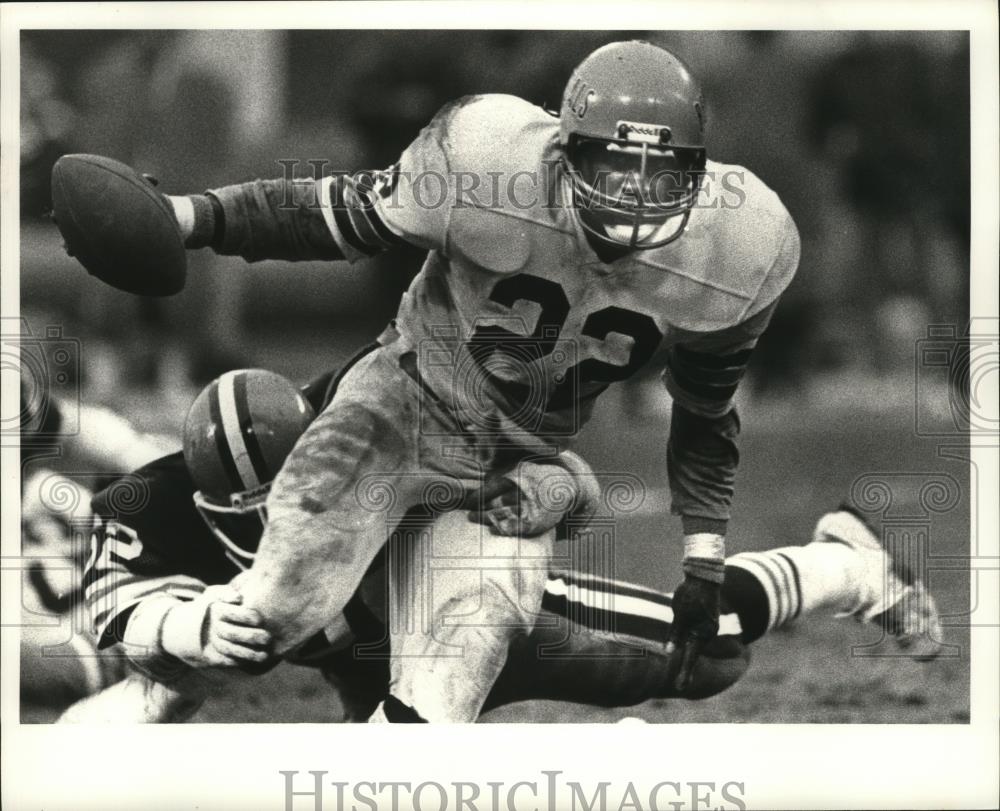 1980 Press Photo Deacon Tucker gets tackled by Dick Ambrose. - cvb76650 - Historic Images