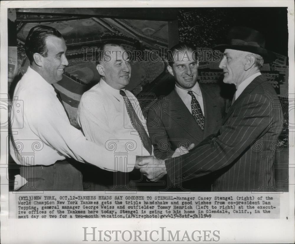 1949 Press Photo Casey Stengel, manager of Yankees says goodbye to managers. - Historic Images