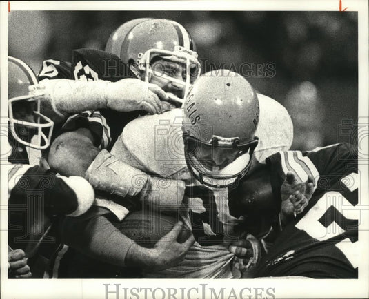 1980 Press Photo Dan Ross gets swarmed by tacklers after catching pass. - Historic Images