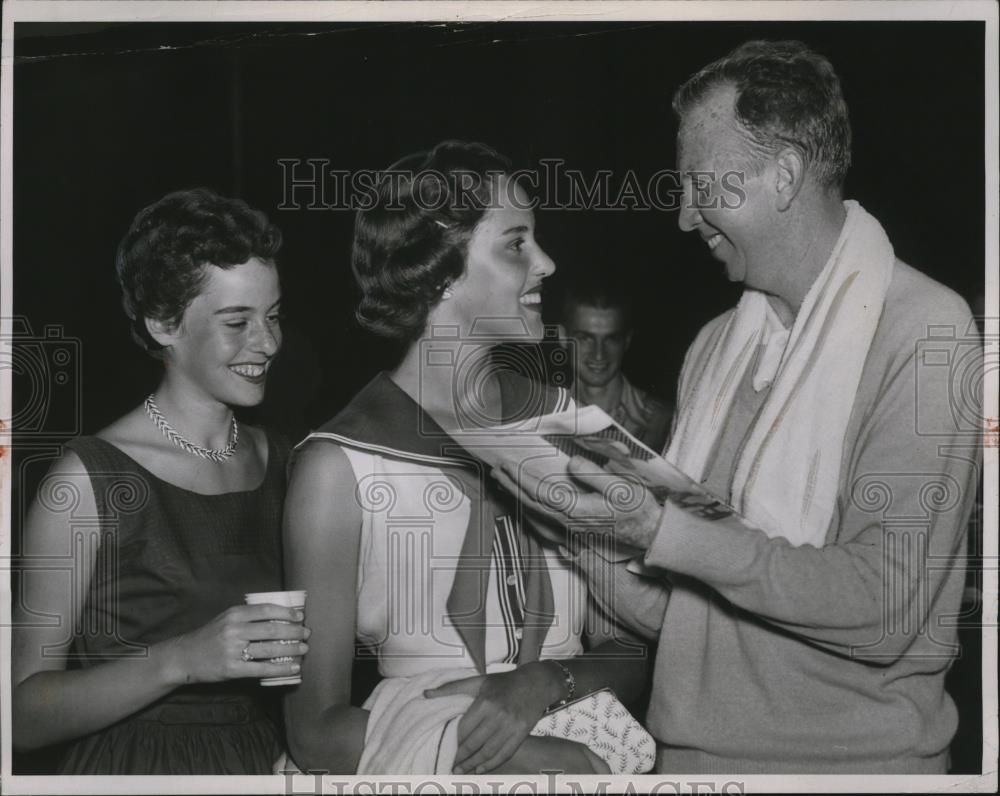 1953 Press Photo Don Budge with Ellen and Ann Sherby after his match. - Historic Images