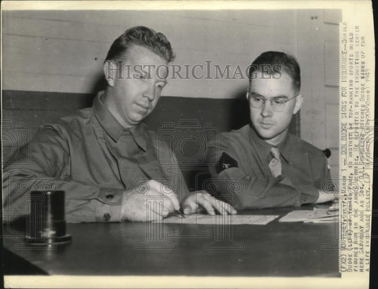 1943 Press Photo Don Budge in armed forces signs life insurance policy. - Historic Images