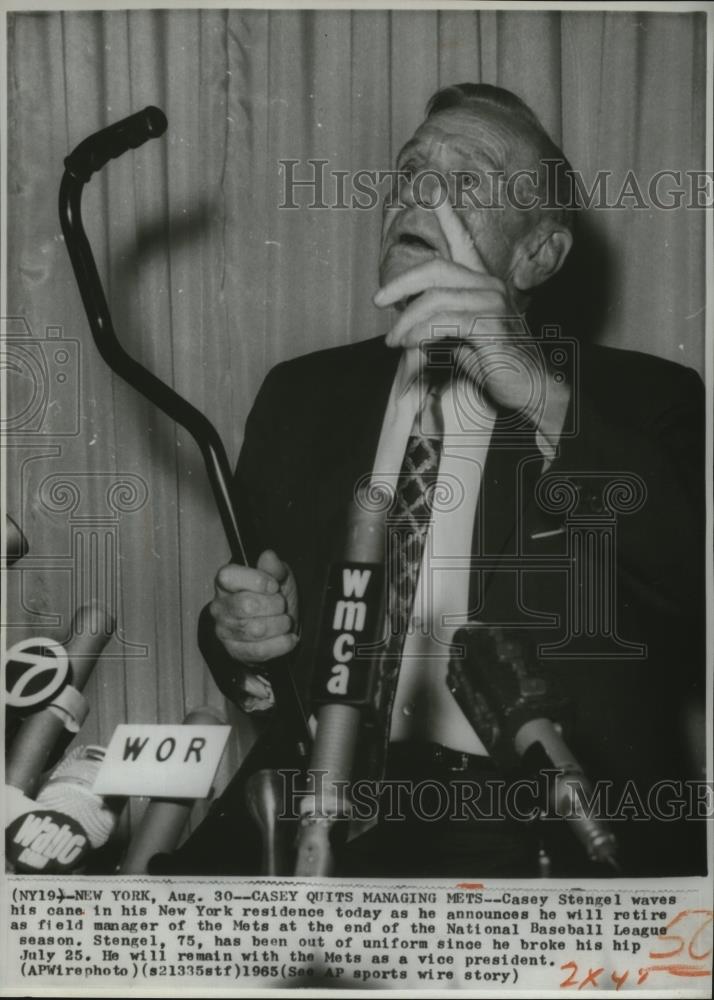 1965 Press Photo Casey Stengel waves his cane as he announces his resignation. - Historic Images