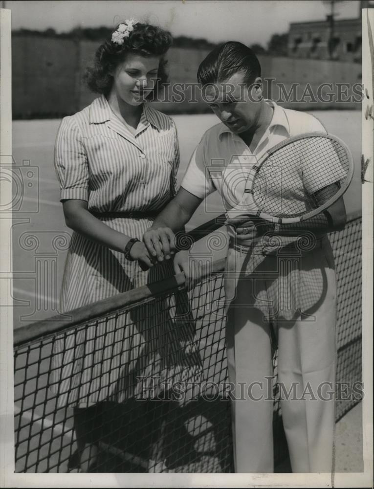 1943 Press Photo Elisabeth Tilden is shown how to hold a racquet by Bill Tilden. - Historic Images
