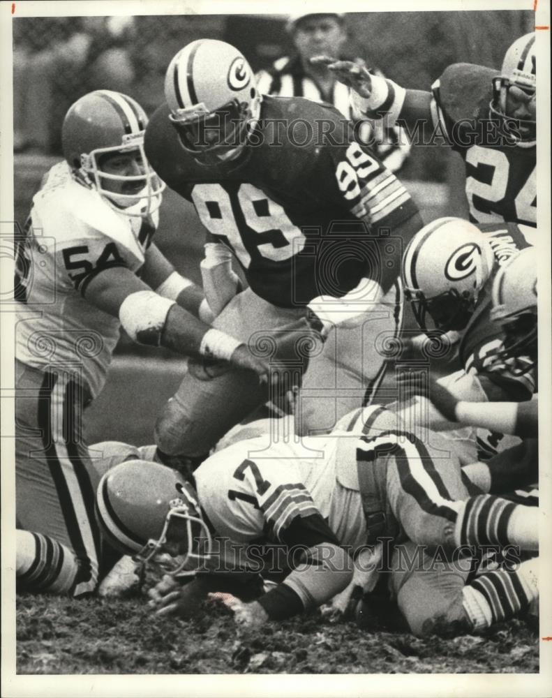 1980 Press Photo Brian Sipe recovers a fumble in a game. - cvb76760 - Historic Images