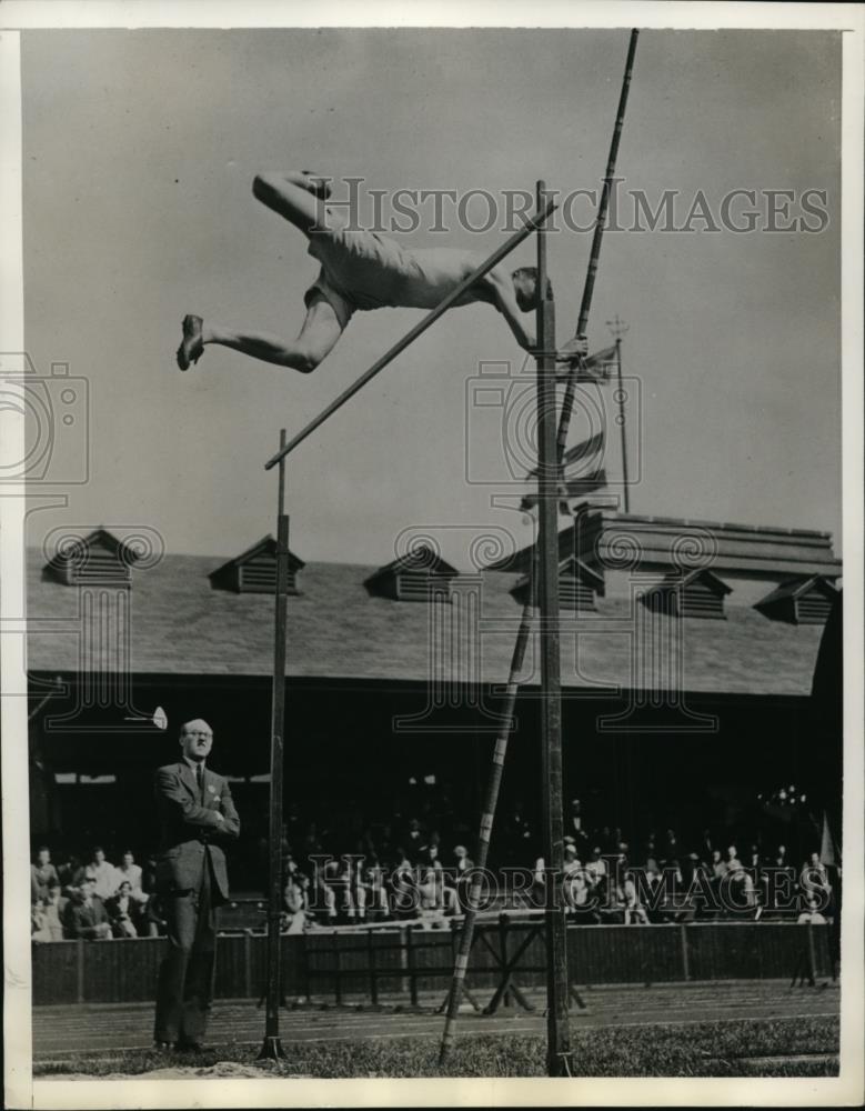 1934 Press Photo KW Martin in pole vault at University of London track meet - Historic Images