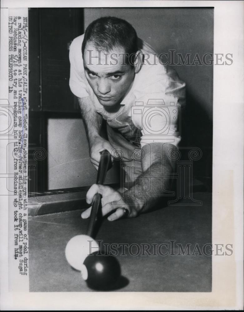 1956 Press Photo Boxer Carl Bobo Olson plays billiards at training camp - Historic Images
