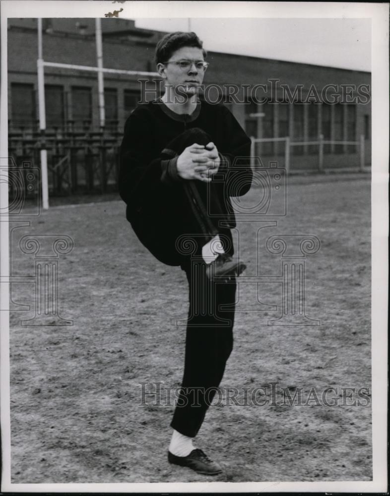 1954 Press Photo Gill Gray of Shaw track team limbers up at a meet - net22932 - Historic Images