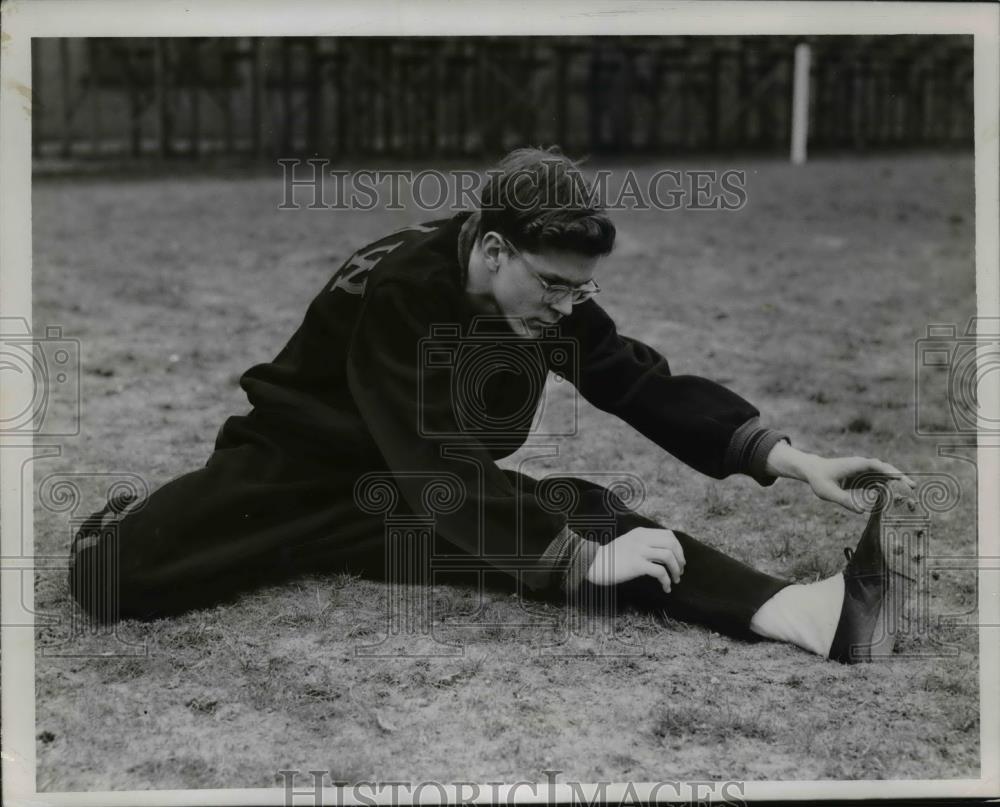 1954 Press Photo Shaw hurdler Gil Gray warms up with the hurdler&#39;s squeeze - Historic Images